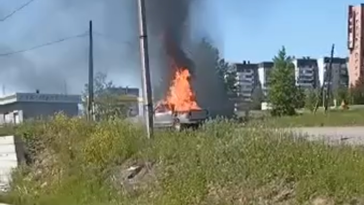 В Энергетике недалеко от автозаправки взорвался автомобиль