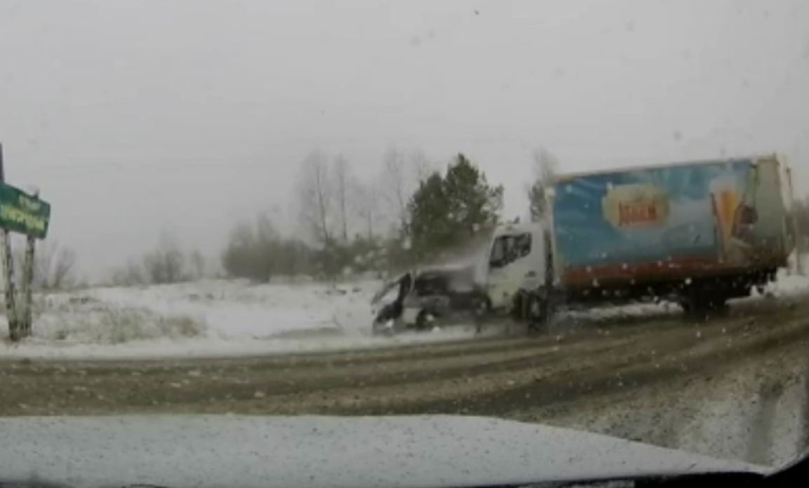 Двое детей и трое взрослых погибли в страшной аварии под Иркутском