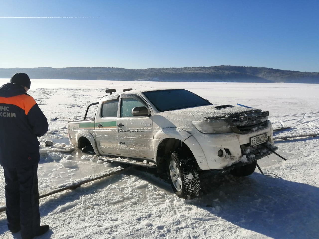 Два автомобиля провалились под лёд на реке Ангаре в минувшие выходные