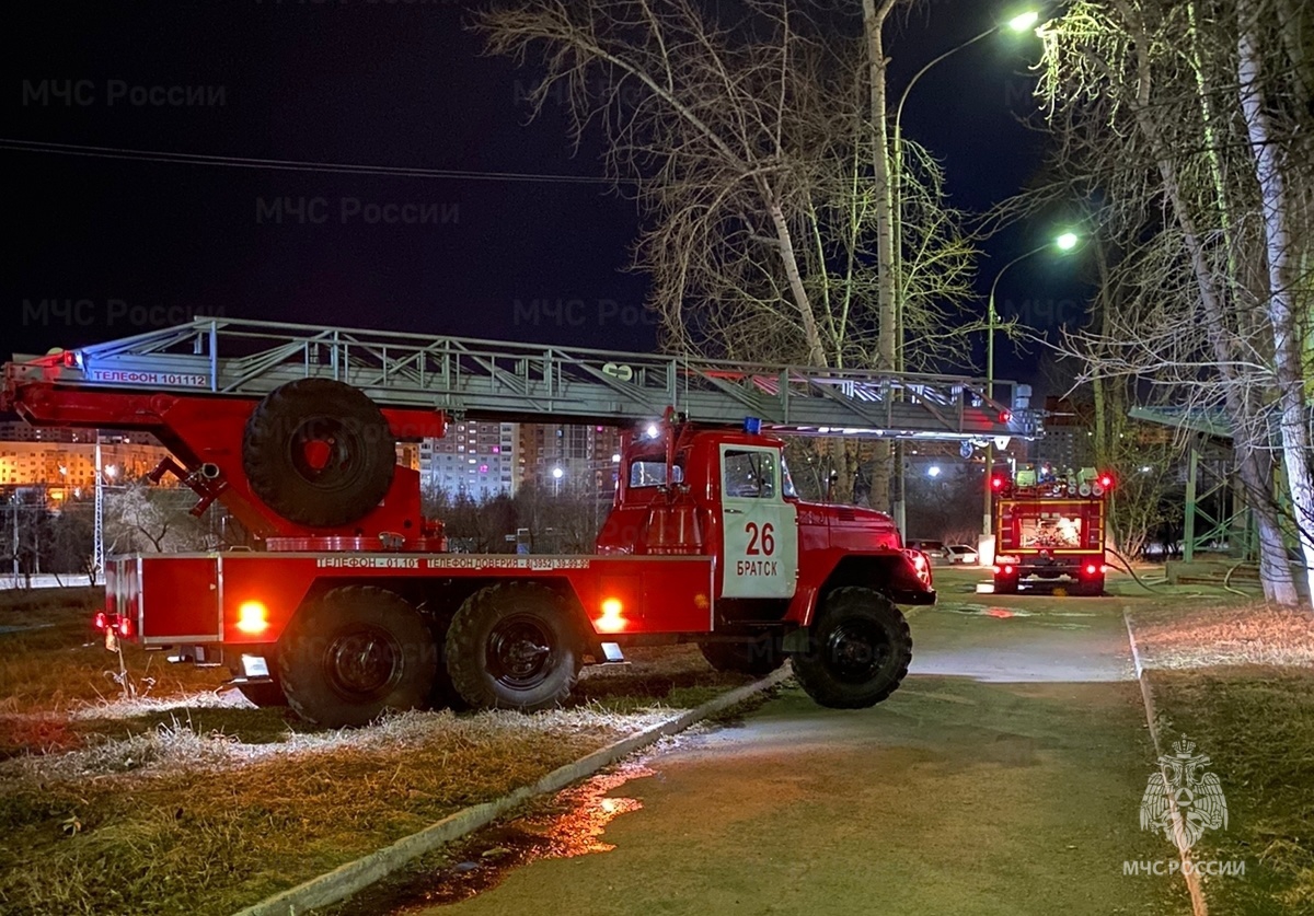 В Братске из-за пожара в магазине ночью пришлось эвакуироваться почти сотне  жителей дома