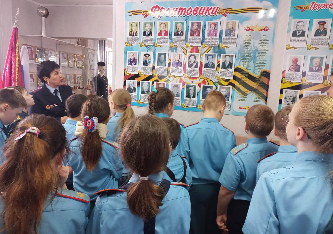 В Братске полицейские провели увлекательную экскурсию для юных инспекторов движения школы №16