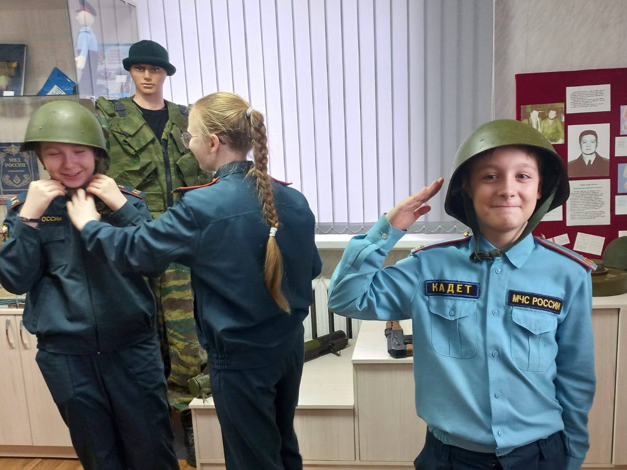 В Братске полицейские провели увлекательную экскурсию для юных инспекторов движения школы №16