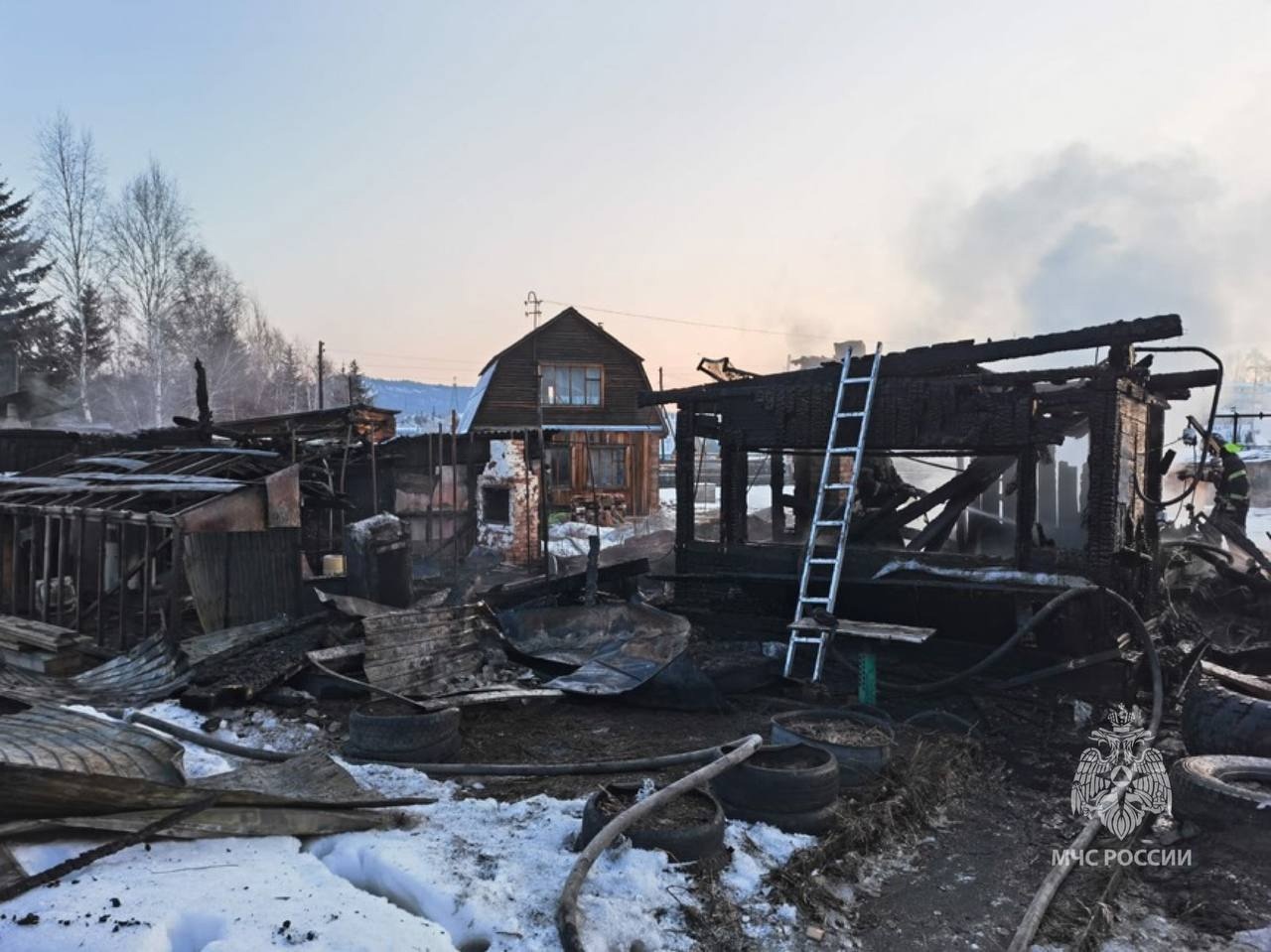 Трое взрослых и семилетняя девочка погибли в огне пожара в Усть-Илимске