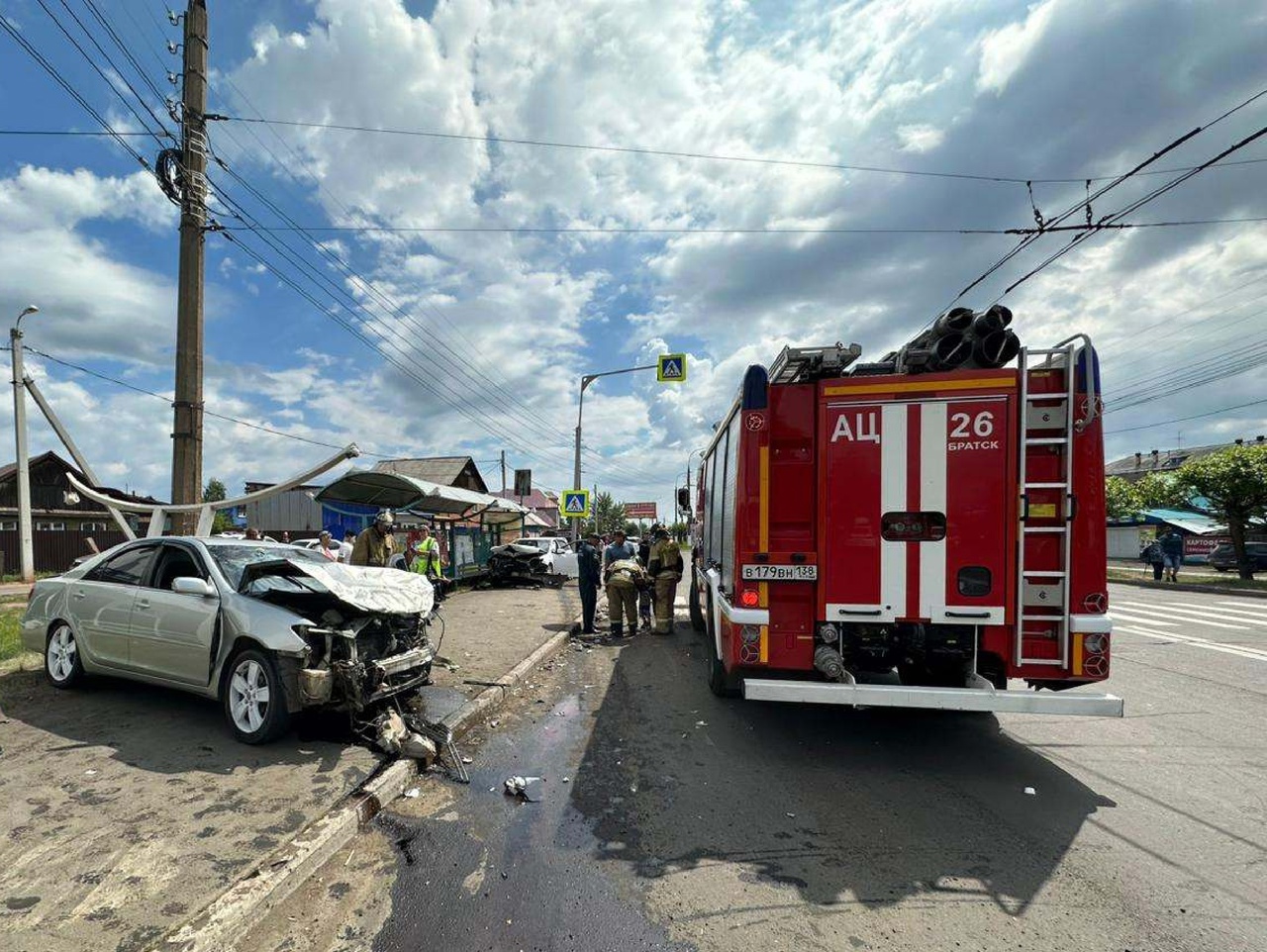 ДТП на остановке общественного транспорта устроила женщина за рулём Toyota  Camry в Братске